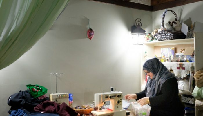 Mujer siria cosiendo
