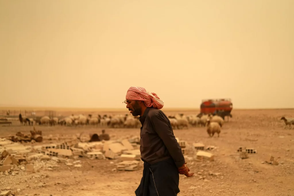 Un pastor en las tierras áridas cerca de Taqba (noreste de Siria)