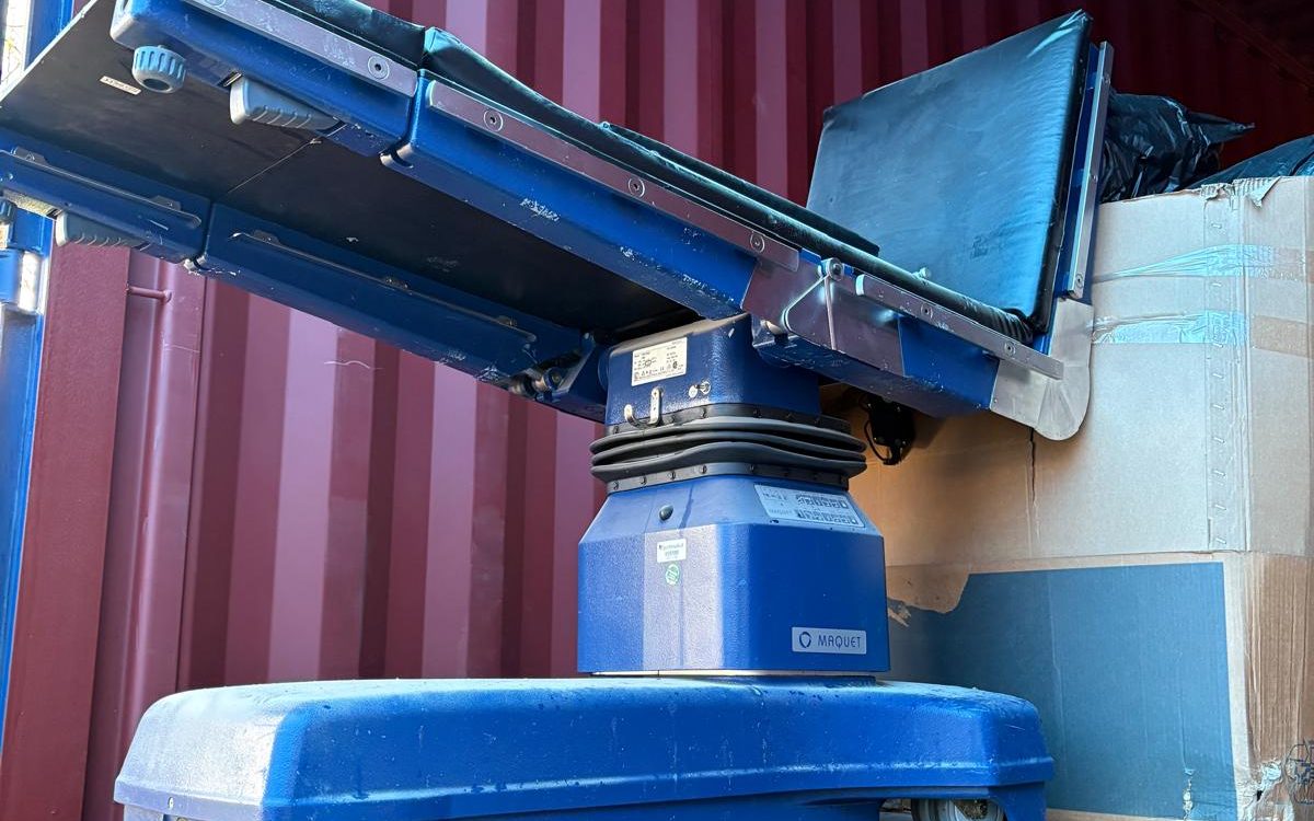 La AAPS agradece al Hospital Ruber Internacional la donación de tres mesas de quirófano para Siria